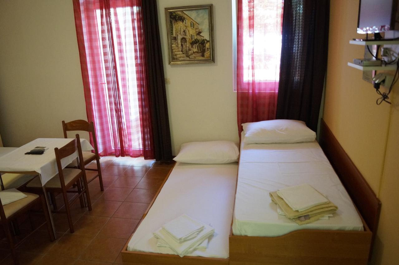 Studio Apartments Marija With Private Parking ماكارسكا المظهر الخارجي الصورة